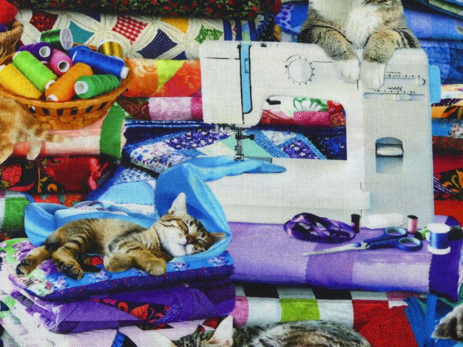 Patchworkstoff mit Nähmaschine als Motiv bunt